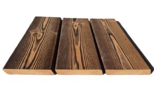 Förkolnad och borstad termofurupanel